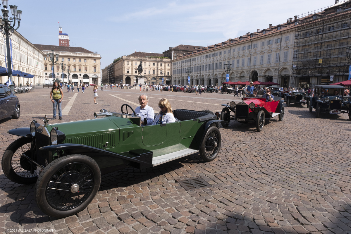 _DSF5565.jpg - 04/08/2021.Torino. In occasione del centenario della messa in strada del primo esemplare, il MAUTO celebra la Lancia Lambda con lâ€™esposizione  di 39 esemplari dellâ€™innovativa vettura. Di questi esemplari, undici rimarranno esposti nella Piazza del MAUTO fino alla fine del corrente mese. Nella foto le 39 Lambda partecipanti all'evento in movimento per raggiungere la meta finale del MAUTO