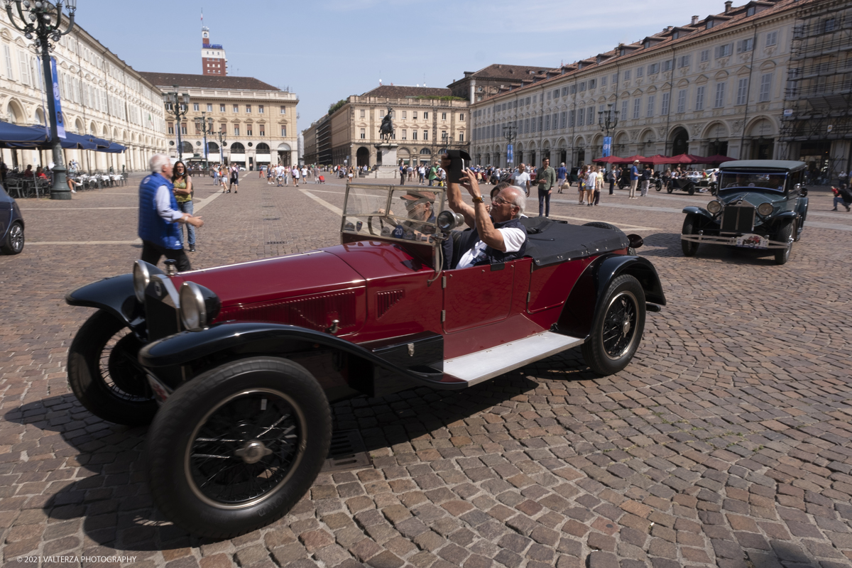 _DSF5590.jpg - 04/08/2021.Torino. In occasione del centenario della messa in strada del primo esemplare, il MAUTO celebra la Lancia Lambda con lâ€™esposizione  di 39 esemplari dellâ€™innovativa vettura. Di questi esemplari, undici rimarranno esposti nella Piazza del MAUTO fino alla fine del corrente mese. Nella foto le 39 Lambda partecipanti all'evento in movimento per raggiungere la meta finale del MAUTO