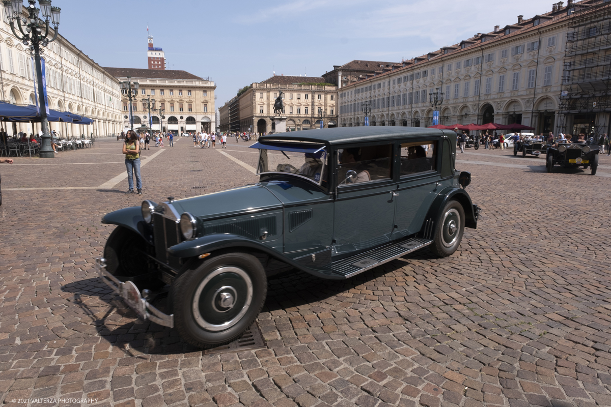 _DSF5594.jpg - 04/08/2021.Torino. In occasione del centenario della messa in strada del primo esemplare, il MAUTO celebra la Lancia Lambda con lâ€™esposizione  di 39 esemplari dellâ€™innovativa vettura. Di questi esemplari, undici rimarranno esposti nella Piazza del MAUTO fino alla fine del corrente mese. Nella foto le 39 Lambda partecipanti all'evento in movimento per raggiungere la meta finale del MAUTO