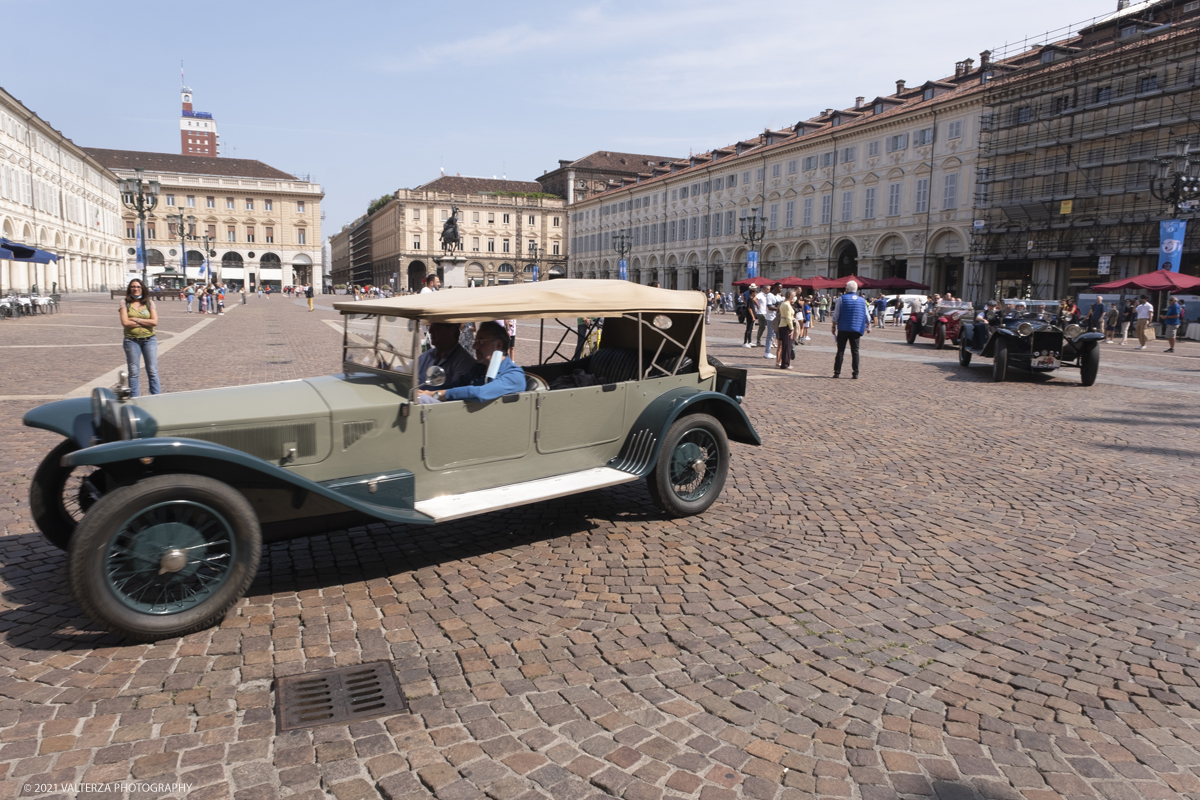 _DSF5654.jpg - 04/08/2021.Torino. In occasione del centenario della messa in strada del primo esemplare, il MAUTO celebra la Lancia Lambda con lâ€™esposizione  di 39 esemplari dellâ€™innovativa vettura. Di questi esemplari, undici rimarranno esposti nella Piazza del MAUTO fino alla fine del corrente mese. Nella foto le 39 Lambda partecipanti all'evento in movimento per raggiungere la meta finale del MAUTO