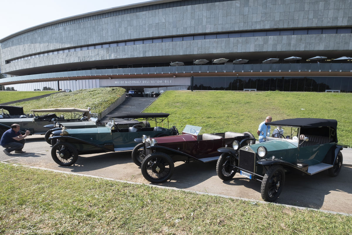 _DSF5716.jpg - 04/08/2021.Torino. In occasione del centenario della messa in strada del primo esemplare, il MAUTO celebra la Lancia Lambda con lâ€™esposizione  di 39 esemplari dellâ€™innovativa vettura. Di questi esemplari, undici rimarranno esposti nella Piazza del MAUTO fino alla fine del corrente mese. Nella foto Le Lambda partecipanti all'evento esposte davanti al MAUTOl