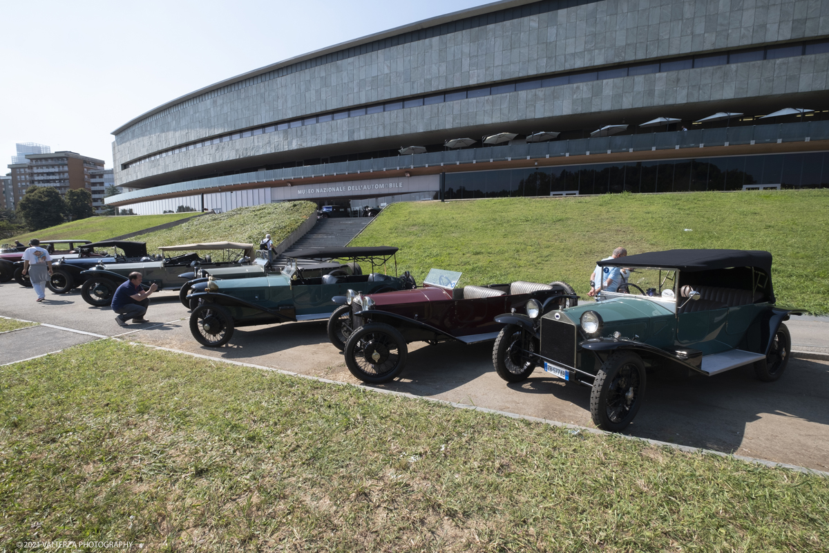 _DSF5717.jpg - 04/08/2021.Torino. In occasione del centenario della messa in strada del primo esemplare, il MAUTO celebra la Lancia Lambda con lâ€™esposizione  di 39 esemplari dellâ€™innovativa vettura. Di questi esemplari, undici rimarranno esposti nella Piazza del MAUTO fino alla fine del corrente mese. Nella foto Le Lambda partecipanti all'evento esposte davanti al MAUTOl