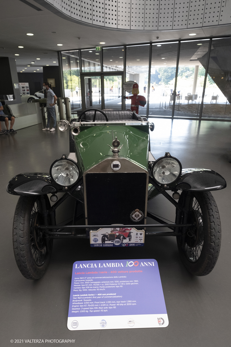 _DSF5756.jpg - 04/08/2021.Torino. In occasione del centenario della messa in strada del primo esemplare, il MAUTO celebra la Lancia Lambda con lâ€™esposizione  di 39 esemplari dellâ€™innovativa vettura. Di questi esemplari, undici rimarranno esposti nella Piazza del MAUTO fino alla fine del corrente mese. Nella foto uno degli undici modelli esposti nella Piazza del Mauto