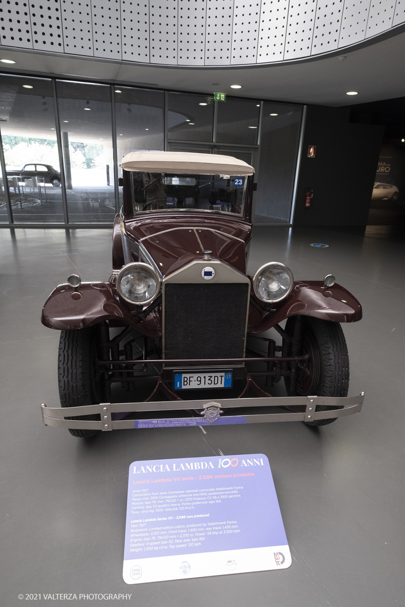 _DSF5766.jpg - 04/08/2021.Torino. In occasione del centenario della messa in strada del primo esemplare, il MAUTO celebra la Lancia Lambda con lâ€™esposizione  di 39 esemplari dellâ€™innovativa vettura. Di questi esemplari, undici rimarranno esposti nella Piazza del MAUTO fino alla fine del corrente mese. Nella foto uno degli undici modelli esposti nella Piazza del Mauto