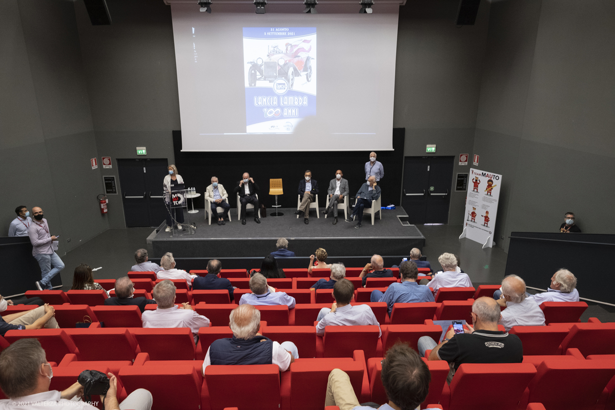 _DSF5814.jpg - 04/08/2021.Torino. In occasione del centenario della messa in strada del primo esemplare, il MAUTO celebra la Lancia Lambda con lâ€™esposizione  di 39 esemplari dellâ€™innovativa vettura. Di questi esemplari, undici rimarranno esposti nella Piazza del MAUTO fino alla fine del corrente mese. Nella foto un momento del convegno di tutti i proprietari di Lancia Lambda partecipanti all'evento.