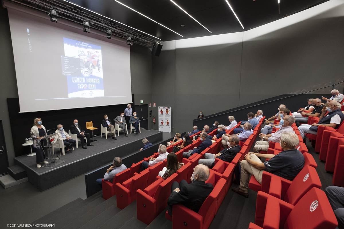 _DSF5816.jpg - 04/08/2021.Torino. In occasione del centenario della messa in strada del primo esemplare, il MAUTO celebra la Lancia Lambda con lâ€™esposizione  di 39 esemplari dellâ€™innovativa vettura. Di questi esemplari, undici rimarranno esposti nella Piazza del MAUTO fino alla fine del corrente mese. Nella foto un momento del convegno di tutti i proprietari di Lancia Lambda partecipanti all'evento.