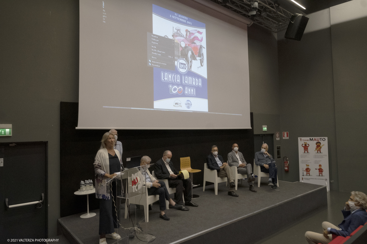 _DSF5828.jpg - 04/08/2021.Torino. In occasione del centenario della messa in strada del primo esemplare, il MAUTO celebra la Lancia Lambda con lâ€™esposizione  di 39 esemplari dellâ€™innovativa vettura. Di questi esemplari, undici rimarranno esposti nella Piazza del MAUTO fino alla fine del corrente mese. Nella foto Mariella Mengozzi Direttore del MAUTO apre il convegno di tutti i proprietari di Lancia Lambda partecipanti all'evento.