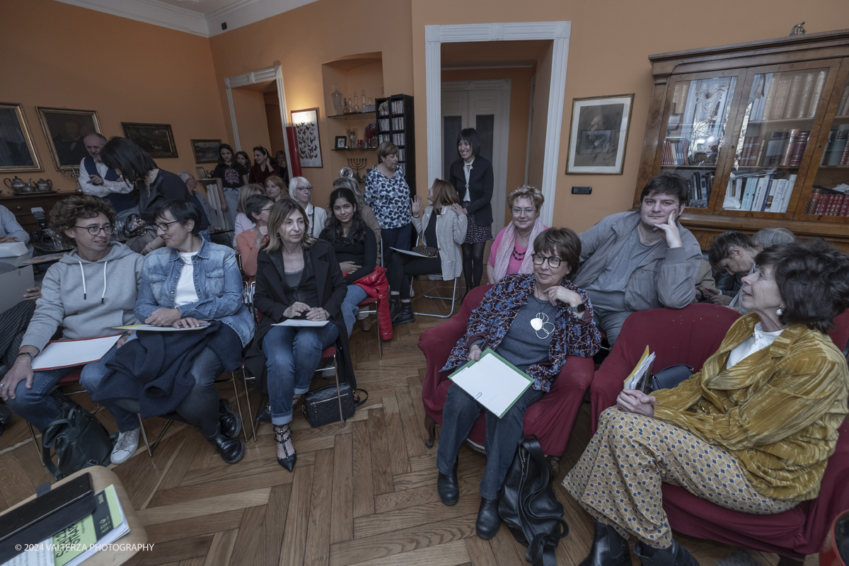 _DSF8413.jpg - 24/03/2024. Torino.  Presentazione di un ottimo libro  realizzato da insegnanti con la passione di insegnare arte per bimbi da sei anni e oltre. Nella foto un momento di socializzazione ed intrattenimento degli intervenuti in attesa della presentazione