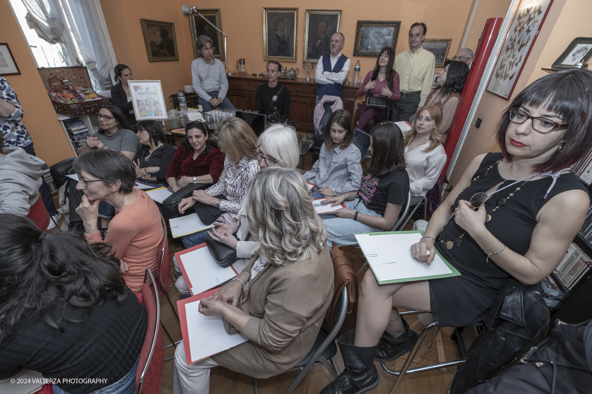 _DSF8423.jpg - 24/03/2024. Torino.  Presentazione di un ottimo libro  realizzato da insegnanti con la passione di insegnare arte per bimbi da sei anni e oltre. Nella foto un momento di socializzazione ed intrattenimento degli intervenuti in attesa della presentazione