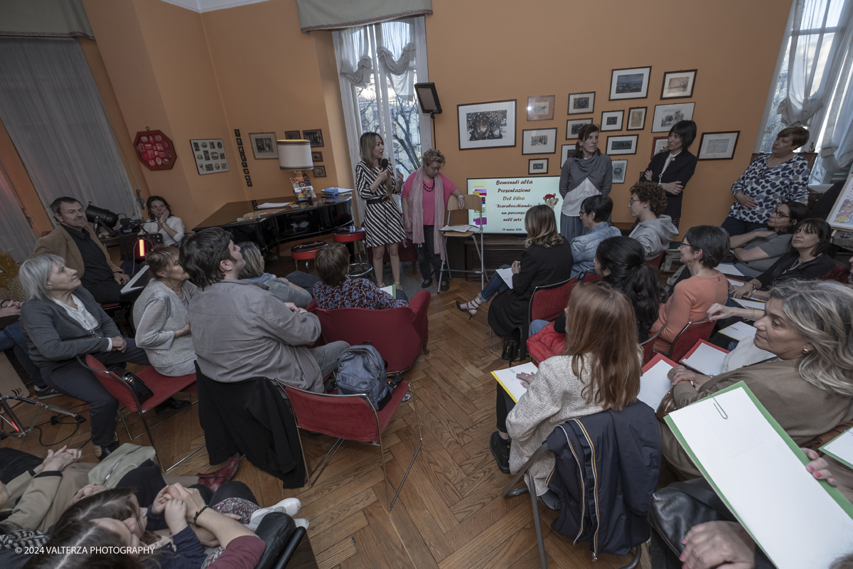 _DSF8455.jpg - 24/03/2024. Torino.  Presentazione di un ottimo libro  realizzato da insegnanti con la passione di insegnare arte per bimbi da sei anni e oltre. Nella foto apertura della presentazione del libro da parte della giornalista Mara Martellotta introdotta dalla Editrice Paola Caramella
