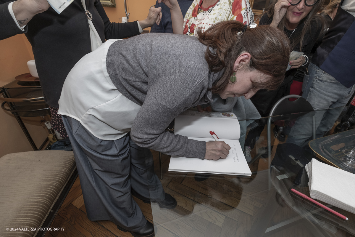 _DSF8550.jpg - 24/03/2024. Torino.  Presentazione di un ottimo libro  realizzato da insegnanti con la passione di insegnare arte per bimbi da sei anni e oltre. Nella foto un momento del firmacopie