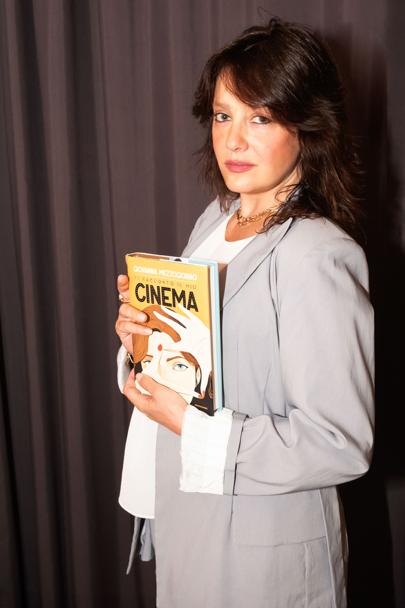 _DSF5537.jpg - 03/06/2024. Torino . Giovanna Mezzogiorno dialoga con Gabriele Molinari, vicepresidente del Museo Nazionale del Cinema, in un viaggio personale dove racconta come si fa cinema, dalla scrittura della sceneggiatura al montaggio della pellicola, condividendo non solo i suoi ricordi legati ai set, ma anche le sfide e le emozioni vissute dietro le quinte. Nella foto Giovanna Mezzogiorno con il suo libro