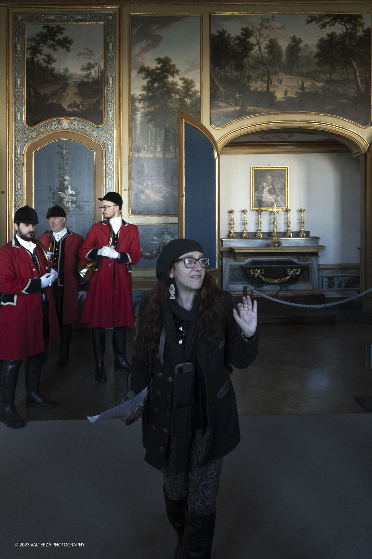 _DSF6157.jpg - 12-11-2023 Stupinigi.Gli antichi rituali della caccia reale rivivono alla Palazzina di Stupinigi nel mese dedicato all'arte venatoria al suono dei corni di Santâ€™Uberto patrimonio UNESCO. Nella foto visita guidata alla sala degli scudieri con i quadri delle scene di caccia opera di Vittorio Amedeo Cignaroli