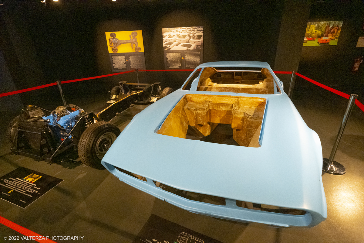 DSCF6941.jpg - 13/09/2022. Torino. Al MAUTO si Ã¨ tenuta lâ€™inaugurazione di una mostra che vuole rendere omaggio a questa auto sportiva dâ€™autore, unâ€™avventura pensata a Milano e realizzata a Torino, straordinaria nel successo e nel fallimento. Nella foto telaio completo di Motore V6 2300 cc Ford del modello LMX Sirex High compression Sport CoupÃ© e  scocca nuda in restauro
