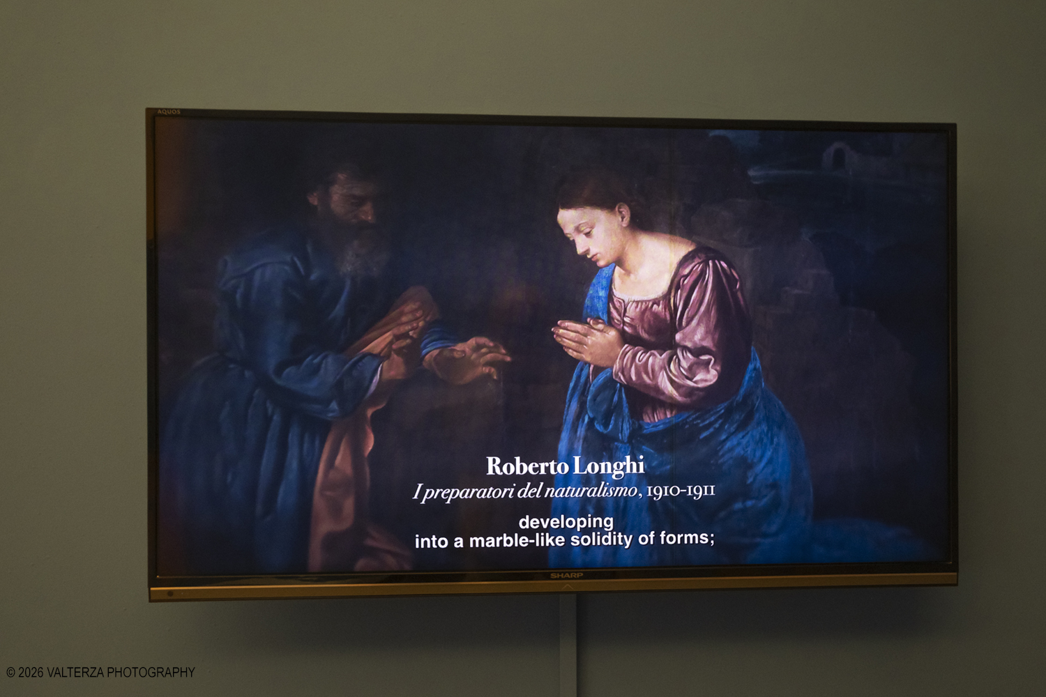 _DSF3895.jpg - 29/05/2026. Torino. Ai Musei Reali di Torino un confronto tra Lorenzo Lotto e Giovanni Girolamo Savoldo indaga le origini della â€œluce del veroâ€� che anticipÃ² la rivoluzione caravaggesca. In mostra tre dipinti del primo Cinquecento, disegni di Cavalcaselle e una â€œlezione immaginataâ€� di Roberto Longhi.  Nella foto l'audiovisivo â€œlezione immaginataâ€� di Roberto Longhi.
