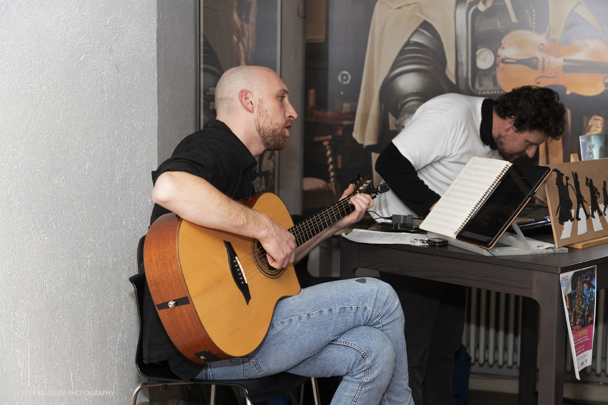 _G3I4871.jpg - 28/12/2024. Torino.  Il MUFANT â€“ Museo del Fantastico di Torino si apre allâ€™immaginario fantasy,organizzando nei pomeriggi di sabato 28 e domenica 29 dicembre una grande Festa di Natale. Le sale del museo ospitano tra le teche espositive un vero e proprio â€œMercatino Natalizio Fantasyâ€�. Nella foto Performance Musicale â€œThe Abbey Road Goes ever onâ€�. Progetto che nasce dallâ€™esigenza di scandagliare lâ€™influenza del genere fantastico nellâ€™arte con il maestro di chitarra classica Enrico Cacciatori