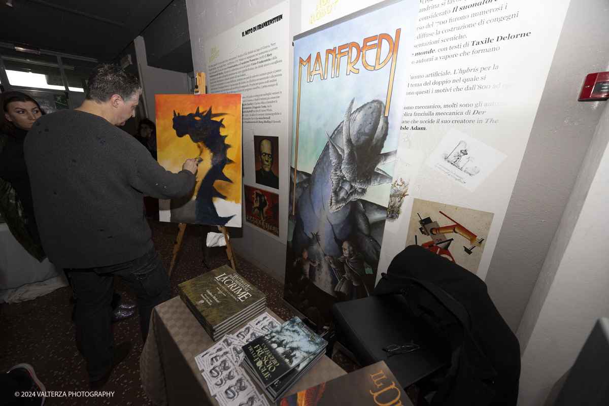 _G5A8649.jpg - 28/12/2024. Torino.  Il MUFANT â€“ Museo del Fantastico di Torino si apre allâ€™immaginario fantasy,organizzando nei pomeriggi di sabato 28 e domenica 29 dicembre una grande Festa di Natale. Le sale del museo ospitano tra le teche espositive un vero e proprio â€œMercatino Natalizio Fantasyâ€�. Nella foto Manuele Manfredi  Illustratore all'opera alsuo tavolo del mercatino Fantasy