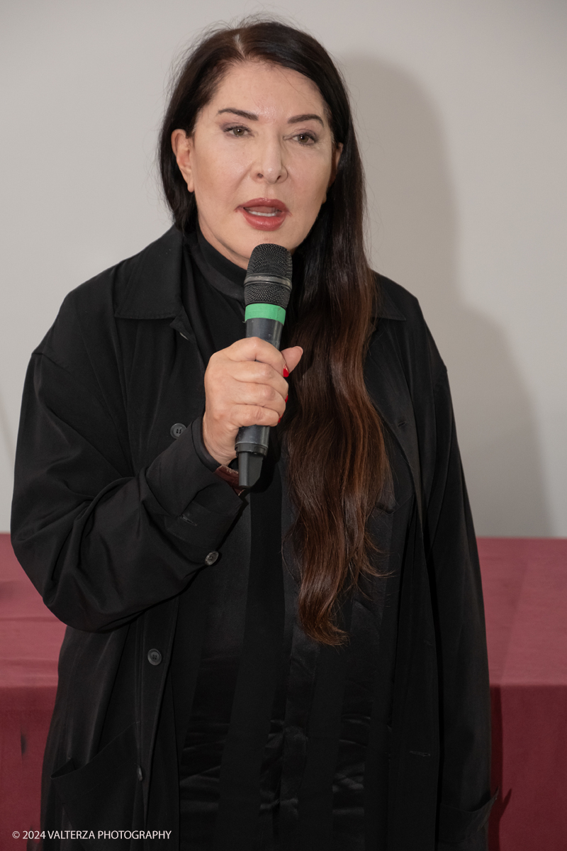 _DSF9677.jpg - 23/06/2024. Torino. Marina AbramoviÄ‡ a Torino premiata dall'Accademia AlbertinaLa performer ha spiegato perchÃ© l'Italia e il capoluogo piemontese sono cosÃ¬ importanti nella sua storia personale e di artista. Nella foto Marina Abramovich impegnata nella sua Lectio Magistralis