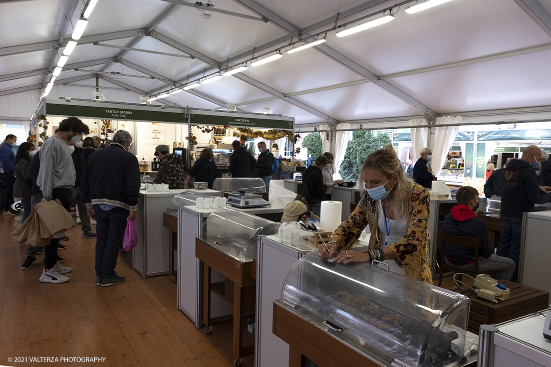 _DSF1500.jpg - 09/10/2021. Alba. Il mercato mondiale della fiera Ã¨ il punto di convergenza dell'evento dove Ã¨ possibile acquistare esemplari certificati di tartufo bianco. Nella foto postazioni di vendita dei trifulau secondo le nuove direttive post pandemia