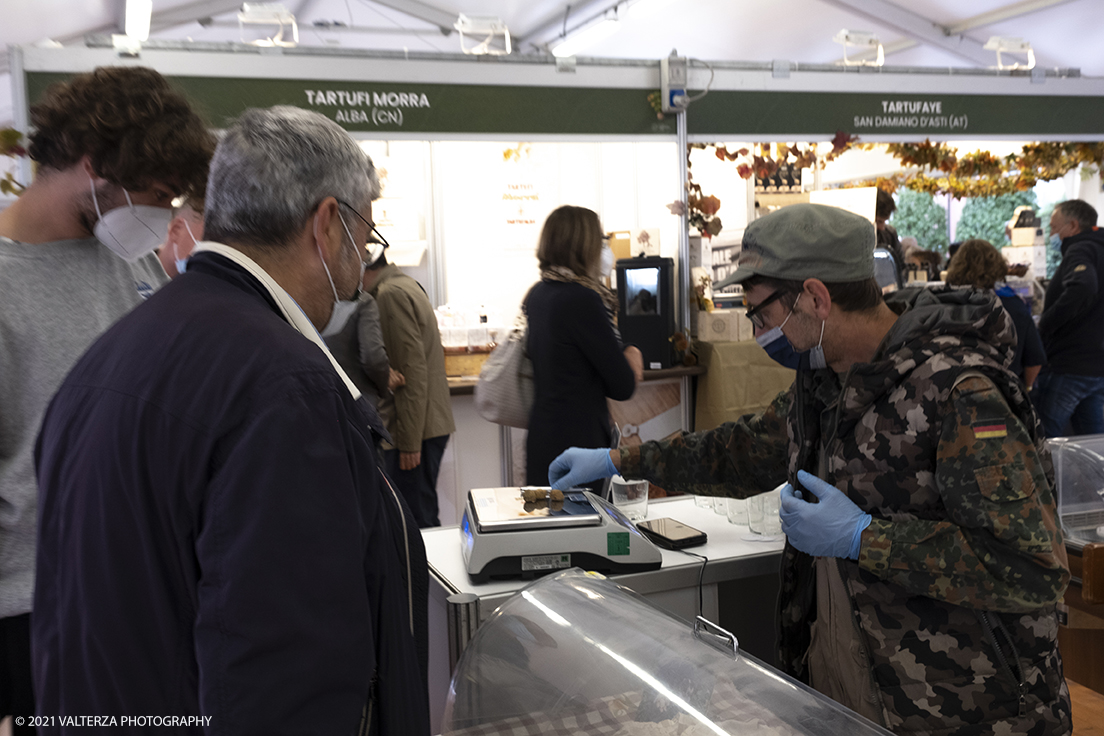 _DSF1521.jpg - 09/10/2021. Alba. Il mercato mondiale della fiera Ã¨ il punto di convergenza dell'evento dove Ã¨ possibile acquistare esemplari certificati di tartufo bianco. Nella foto momenti di compravendita di tartufi.