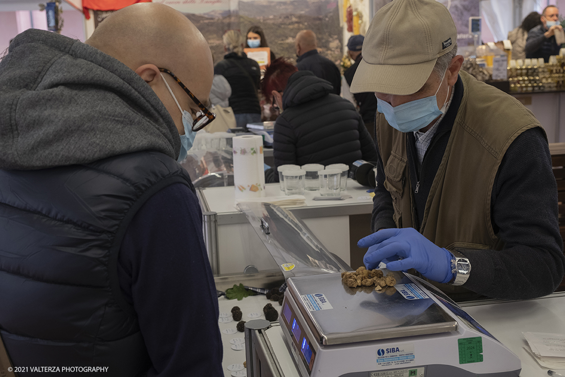 _DSF1691.jpg - 09/10/2021. Alba. Il mercato mondiale della fiera Ã¨ il punto di convergenza dell'evento dove Ã¨ possibile acquistare esemplari certificati di tartufo bianco. Nella foto momenti di compravendita di tartufi.