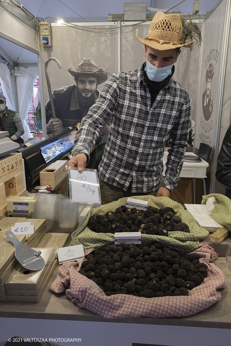 _DSF1717.jpg - 09/10/2021. Alba. Il mercato mondiale della fiera Ã¨ il punto di convergenza dell'evento dove Ã¨ possibile acquistare esemplari certificati di tartufo bianco. Nella foto venditore di tartufi neri