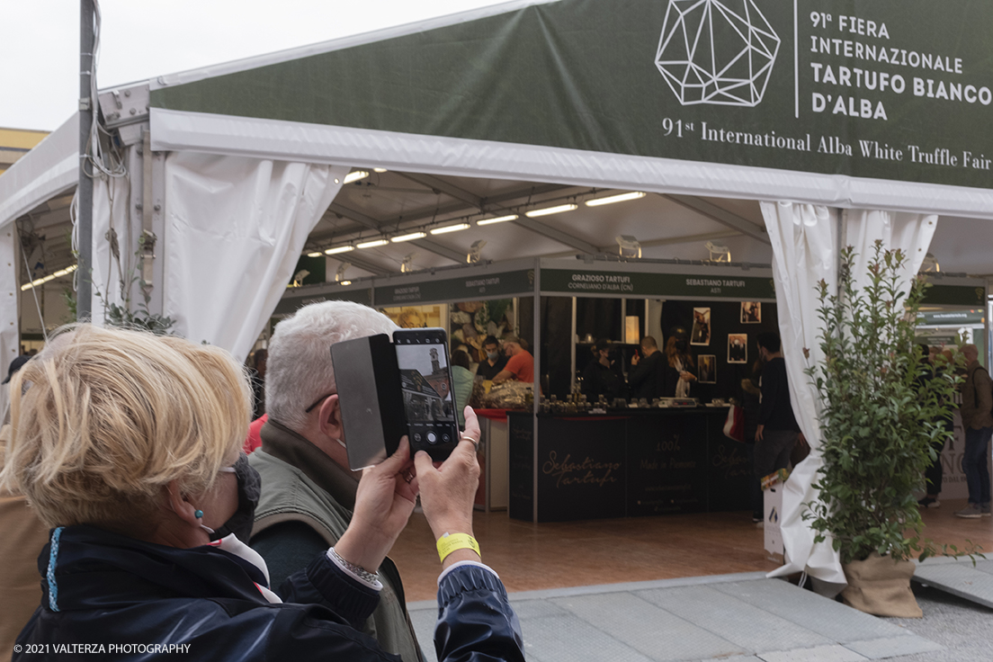 _DSF1726.jpg - 09/10/2021. Alba. Il mercato mondiale della fiera Ã¨ il punto di convergenza dell'evento dove Ã¨ possibile acquistare esemplari certificati di tartufo bianco. Nella foto ricordi di turisti americani