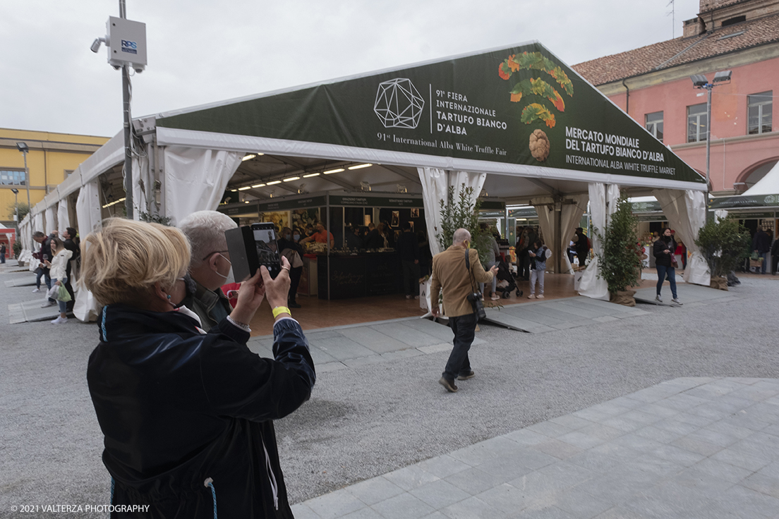 _DSF1730.jpg - 09/10/2021. Alba. Il mercato mondiale della fiera Ã¨ il punto di convergenza dell'evento dove Ã¨ possibile acquistare esemplari certificati di tartufo bianco. Nella foto ricordi di turisti americani