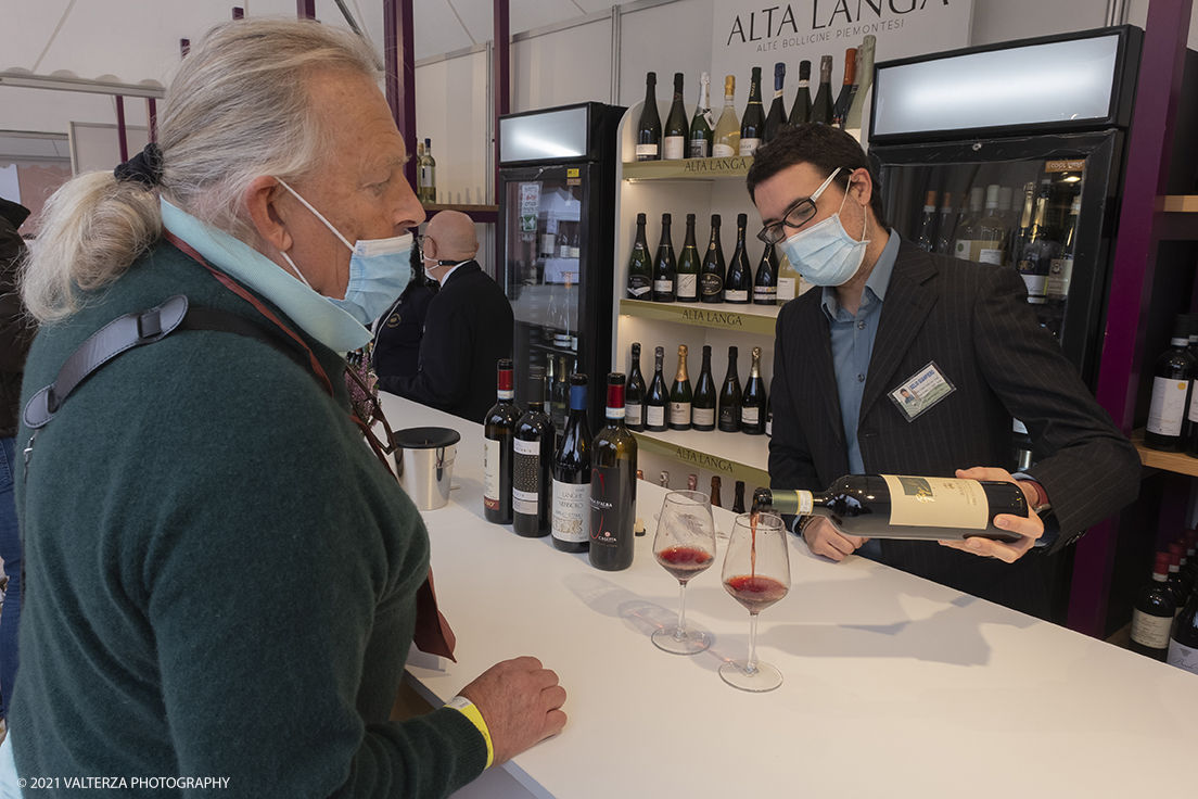 _DSF1759.jpg - 09/10/2021. Alba. Il mercato mondiale della fiera Ã¨ il punto di convergenza dell'evento dove Ã¨ possibile acquistare esemplari certificati di tartufo bianco. Nella foto la zona dell'enoteca dove si possono comprare assaggi di vini