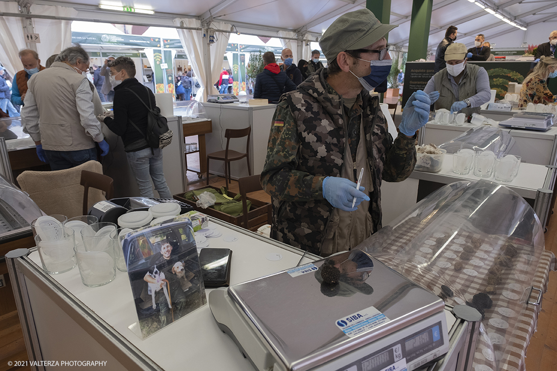 _DSF1771.jpg - 09/10/2021. Alba. Il mercato mondiale della fiera Ã¨ il punto di convergenza dell'evento dove Ã¨ possibile acquistare esemplari certificati di tartufo bianco. Nella foto trifulau alla sua postazione in attesa di clienti.