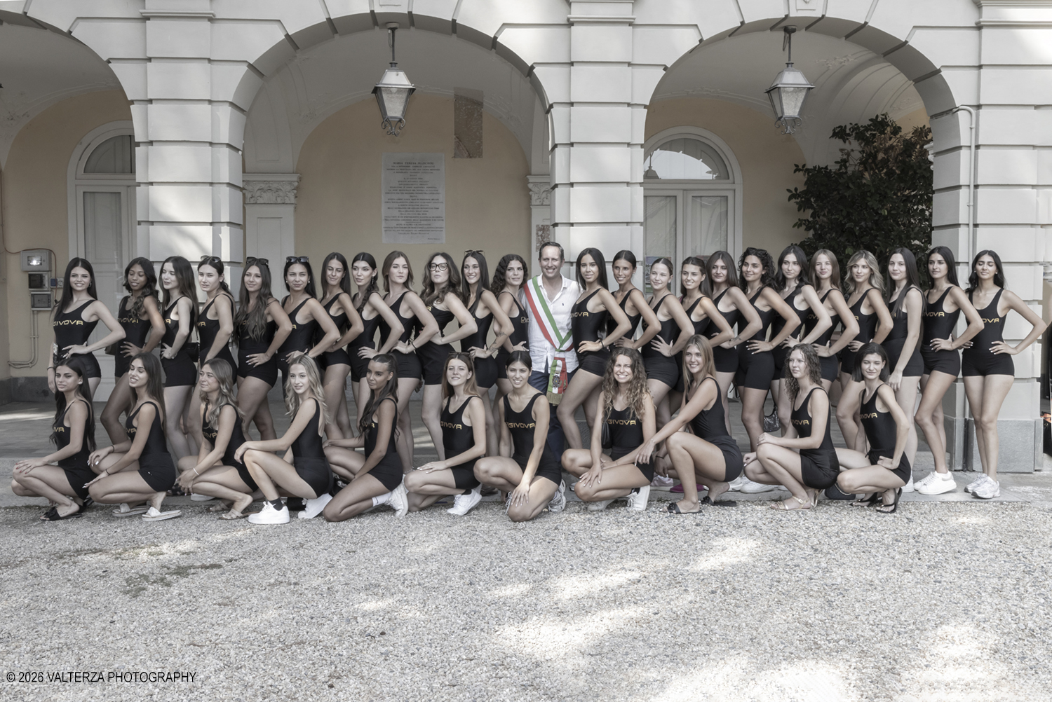 _Z3A5577.jpg - 08/08/2026. Giaveno . Finale Regionale di Miss Cinema Piemonte e Valle d'Aosta nonchÃ© lâ€™elezione di Miss sport Givova e Miss Giaveno che ha visto trionfare rispettivamente Carlotta Anguilano, Nicole Medini, e Martina Viglierco. Nella foto le concorrenti durante il  tour fotografico e culturale tra le vie e i monumenti piÃ¹ iconici del centro storico giavenese. con l'esclusivista regionale Mirella Rocca ed il sindaco  Stefano Olocco