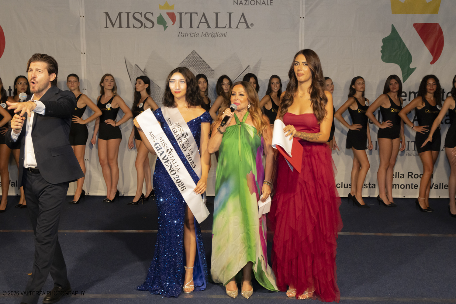 _Z3A7112-2.jpg - 08/08/2026. Giaveno . Finale Regionale di Miss Cinema Piemonte e Valle d'Aosta nonchÃ© lâ€™elezione di Miss sport Givova e Miss Giaveno che ha visto trionfare rispettivamente Carlotta Anguilano, Nicole Medini, e Martina Viglierco. Nella foto il momento del passaggio delle consegne tra la precedente miss Giaveno Ludovica Iacobellis e la nuova eletta Marina Viglierco con la esclusivista regionale Mirella Rocca ed i presentatori  Francesca Spinelli ed  Andrea Beltramo