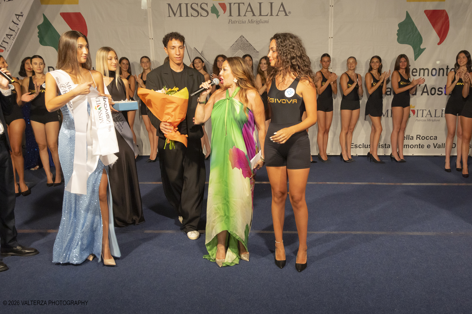 _Z3A7151.jpg - 08/08/2026. Giaveno . Finale Regionale di Miss Cinema Piemonte e Valle d'Aosta nonchÃ© lâ€™elezione di Miss sport Givova e Miss Giaveno che ha visto trionfare rispettivamente Carlotta Anguilano, Nicole Medini, e Martina Viglierco. Nella foto la nomina della nuova Miss Cinema Carlotta Anguilano con la esclusivista regionale Mirella Rocca  i presentatori  Francesca Spinelli ed  Andrea Beltramo ed il sindaco Stefano Olocco