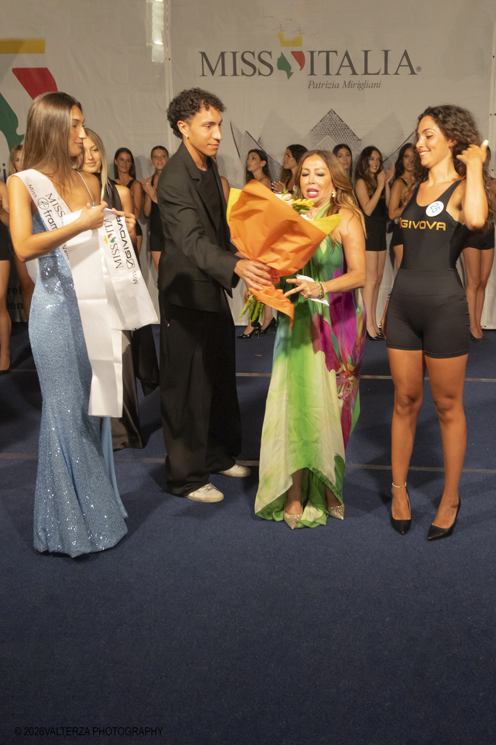 _Z3A7152.jpg - 08/08/2026. Giaveno . Finale Regionale di Miss Cinema Piemonte e Valle d'Aosta nonchÃ© lâ€™elezione di Miss sport Givova e Miss Giaveno che ha visto trionfare rispettivamente Carlotta Anguilano, Nicole Medini, e Martina Viglierco. Nella foto la nomina della nuova Miss Cinema Carlotta Anguilano con con la esclusivista regionale Mirella Rocca  i presentatori  Francesca Spinelli ed  Andrea Beltramo ed il sindaco Stefano Olocco