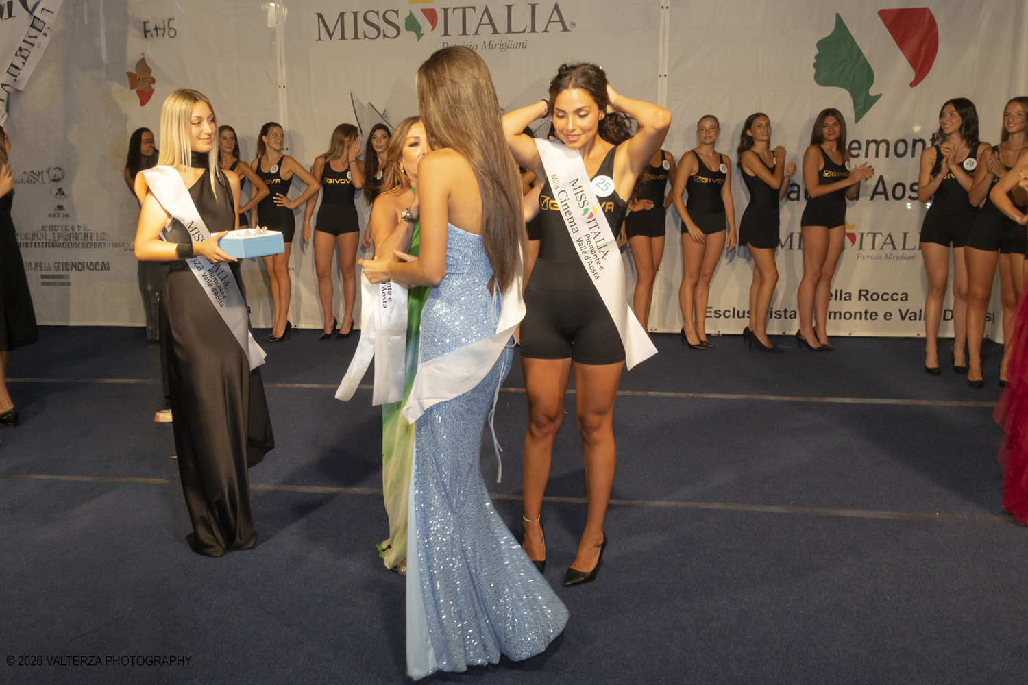 _Z3A7159.jpg - 08/08/2026. Giaveno . Finale Regionale di Miss Cinema Piemonte e Valle d'Aosta nonchÃ© lâ€™elezione di Miss sport Givova e Miss Giaveno che ha visto trionfare rispettivamente Carlotta Anguilano, Nicole Medini, e Martina Viglierco. Nella foto la nomina della nuova Miss Cinema Carlotta Anguilano con con la esclusivista regionale Mirella Rocca  i presentatori  Francesca Spinelli ed  Andrea Beltramo ed il sindaco Stefano Olocco