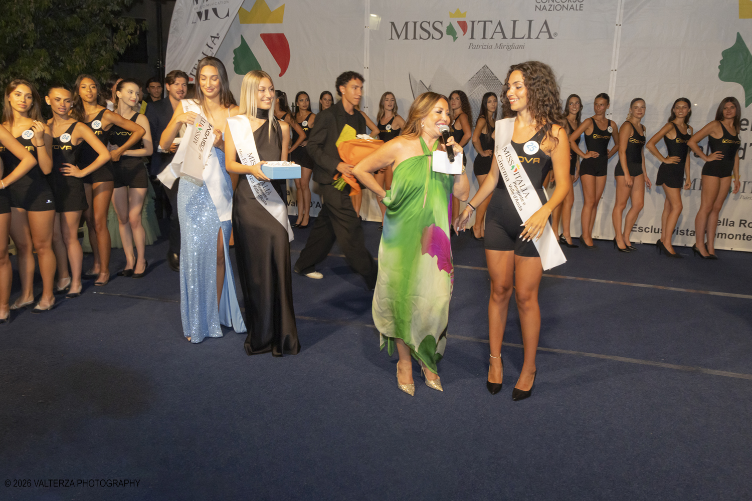 _Z3A7160.jpg - 08/08/2026. Giaveno . Finale Regionale di Miss Cinema Piemonte e Valle d'Aosta nonchÃ© lâ€™elezione di Miss sport Givova e Miss Giaveno che ha visto trionfare rispettivamente Carlotta Anguilano, Nicole Medini, e Martina Viglierco. Nella foto la nomina della nuova Miss Cinema Carlotta Anguilano con con la esclusivista regionale Mirella Rocca  i presentatori  Francesca Spinelli ed  Andrea Beltramo ed il sindaco Stefano Olocco