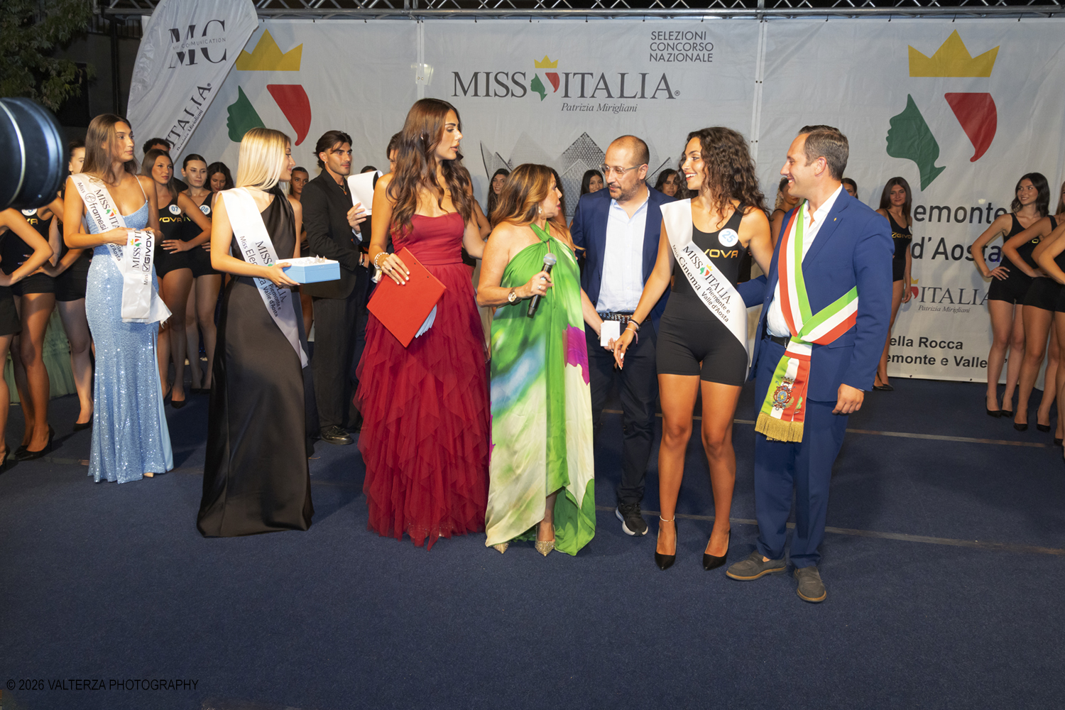 _Z3A7169.jpg - 08/08/2026. Giaveno . Finale Regionale di Miss Cinema Piemonte e Valle d'Aosta nonchÃ© lâ€™elezione di Miss sport Givova e Miss Giaveno che ha visto trionfare rispettivamente Carlotta Anguilano, Nicole Medini, e Martina Viglierco. Nella foto la nomina della nuova Miss Cinema Carlotta Anguilano con con la esclusivista regionale Mirella Rocca  i presentatori  Francesca Spinelli ed  Andrea Beltramo ed il sindaco Stefano Olocco