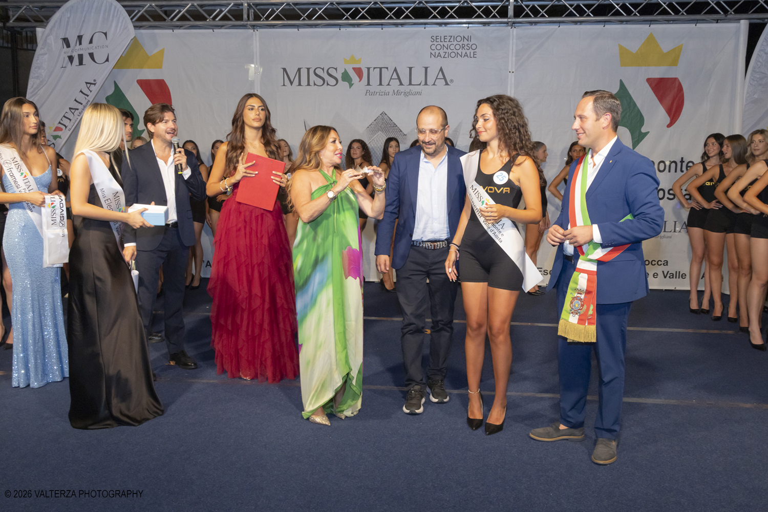 _Z3A7181.jpg - 08/08/2026. Giaveno . Finale Regionale di Miss Cinema Piemonte e Valle d'Aosta nonchÃ© lâ€™elezione di Miss sport Givova e Miss Giaveno che ha visto trionfare rispettivamente Carlotta Anguilano, Nicole Medini, e Martina Viglierco. Nella foto la nomina della nuova Miss Cinema Carlotta Anguilano con con la esclusivista regionale Mirella Rocca  i presentatori  Francesca Spinelli ed  Andrea Beltramo ed il sindaco Stefano Olocco