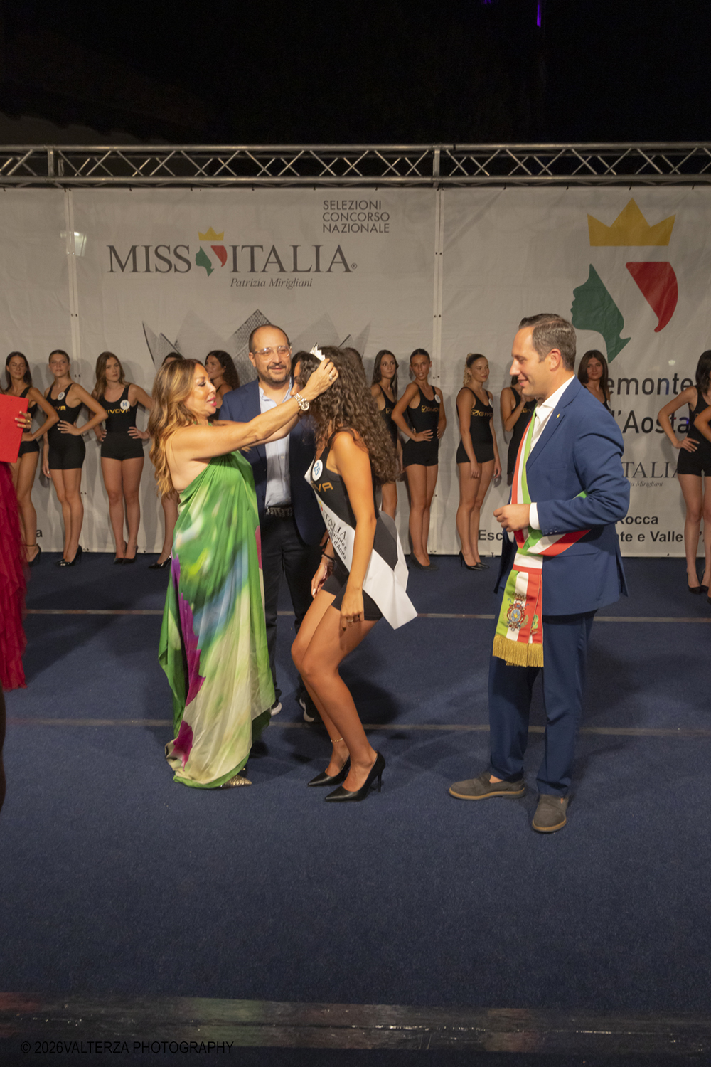 _Z3A7186.jpg - 08/08/2026. Giaveno . Finale Regionale di Miss Cinema Piemonte e Valle d'Aosta nonchÃ© lâ€™elezione di Miss sport Givova e Miss Giaveno che ha visto trionfare rispettivamente Carlotta Anguilano, Nicole Medini, e Martina Viglierco. Nella foto la nomina della nuova Miss Cinema Carlotta Anguilano con con la esclusivista regionale Mirella Rocca  i presentatori  Francesca Spinelli ed  Andrea Beltramo ed il sindaco Stefano Olocco