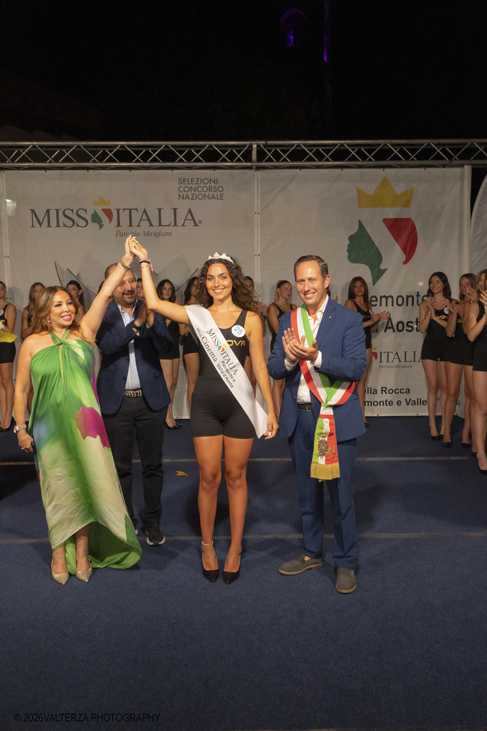 _Z3A7190.jpg - 08/08/2026. Giaveno . Finale Regionale di Miss Cinema Piemonte e Valle d'Aosta nonchÃ© lâ€™elezione di Miss sport Givova e Miss Giaveno che ha visto trionfare rispettivamente Carlotta Anguilano, Nicole Medini, e Martina Viglierco. Nella foto la nomina della nuova Miss Cinema Carlotta Anguilano con con la esclusivista regionale Mirella Rocca  i presentatori  Francesca Spinelli ed  Andrea Beltramo ed il sindaco Stefano Olocco