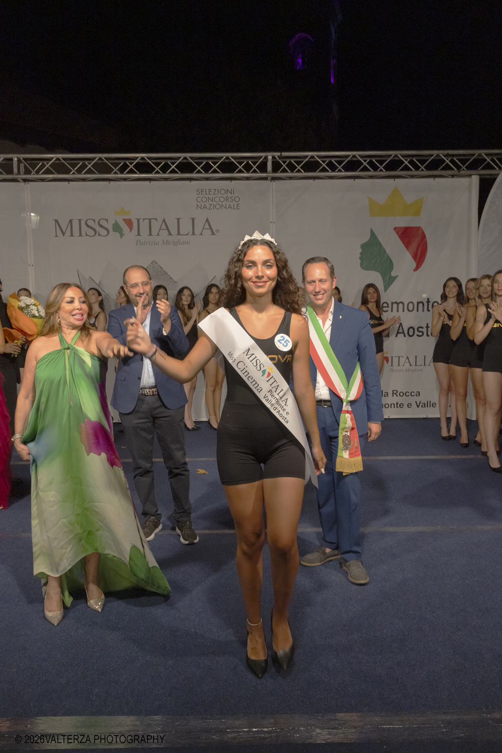 _Z3A7194.jpg - 08/08/2026. Giaveno . Finale Regionale di Miss Cinema Piemonte e Valle d'Aosta nonchÃ© lâ€™elezione di Miss sport Givova e Miss Giaveno che ha visto trionfare rispettivamente Carlotta Anguilano, Nicole Medini, e Martina Viglierco. Nella foto la nomina della nuova Miss Cinema Carlotta Anguilano con con la esclusivista regionale Mirella Rocca  i presentatori  Francesca Spinelli ed  Andrea Beltramo ed il sindaco Stefano Olocco