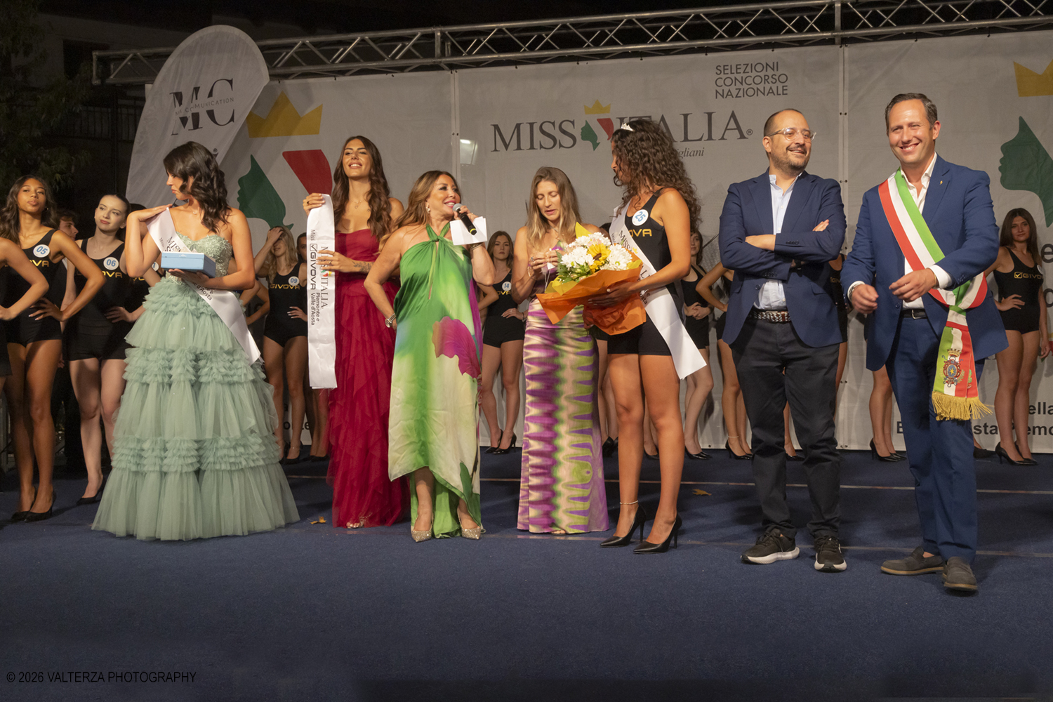 _Z3A7250.jpg - 08/08/2026. Giaveno . Finale Regionale di Miss Cinema Piemonte e Valle d'Aosta nonchÃ© lâ€™elezione di Miss sport Givova e Miss Giaveno che ha visto trionfare rispettivamente Carlotta Anguilano, Nicole Medini, e Martina Viglierco. Nella foto  la nomina della nuova Miss Cinema Carlotta Anguilano  con la esclusivista regionale Mirella Rocca  i presentatori  Francesca Spinelli ed  Andrea Beltramo ed il sindaco Stefano Olocco