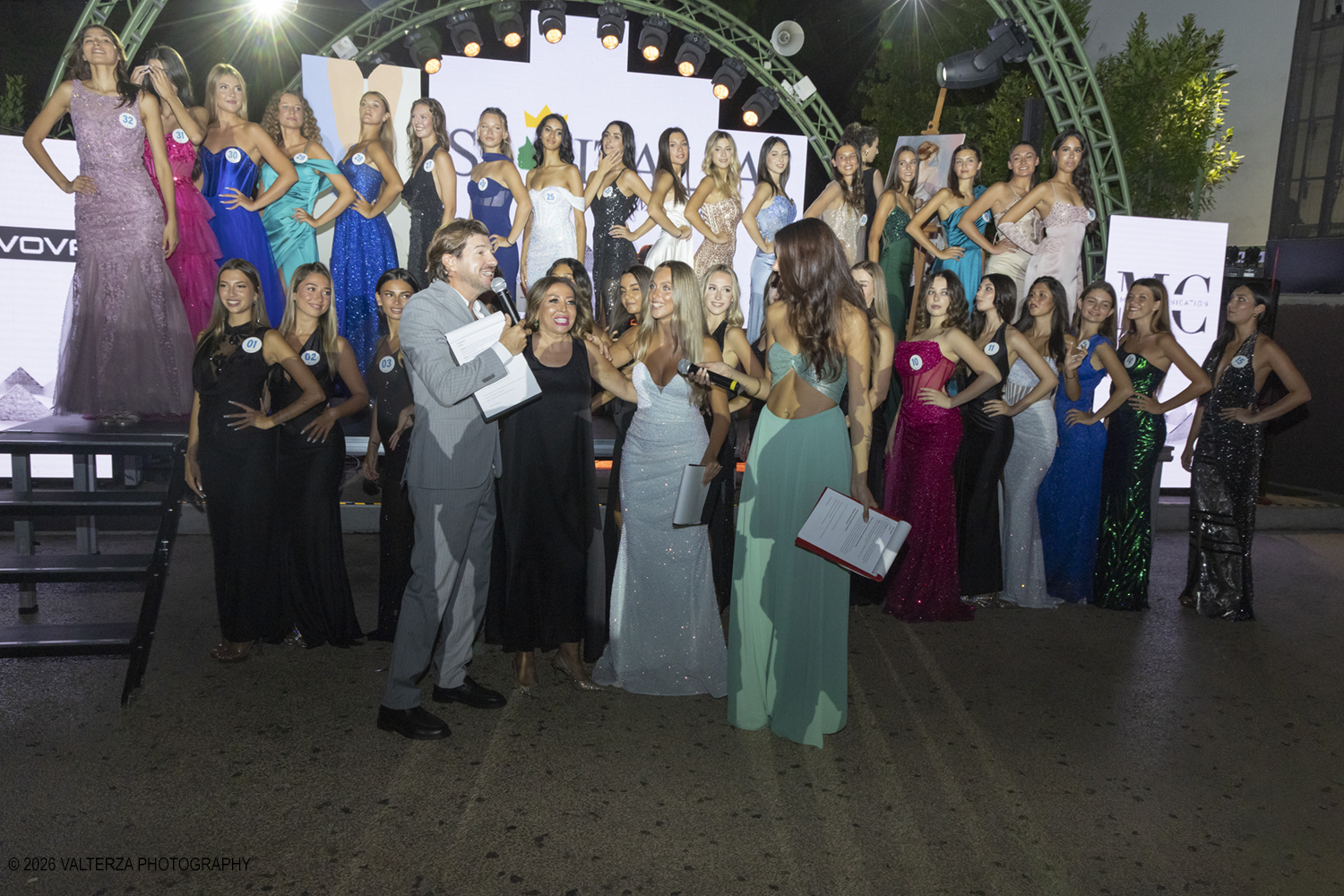 _Z3A8708.jpg - 27/08/2026 Torino. La proclamazione di Miss Torino 2026,  si Ã¨ conclusa con il trionfo di Greta Vianelli, eletta ufficialmente  all'interno dell'esclusivo Garden del ONE Torino. Il prestigioso titolo Ã¨ stato assegnato sotto l'attenta regia di Mirella Rocca, storica esclusivista del concorso di Miss Italia per il Piemonte e la Valle d'Aosta.  Nella foto sul palco con il gruppo in abito da sera , Mirella Rocca ed i presentatori Andrea Beltramo e Francesca Spinelli.