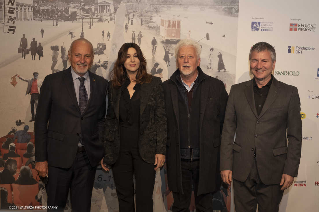 _DSF7736.jpg - 30/11/2021. Torino. Conferenza stampa e Photocall con Monica Bellucci per il film The girl in the Fountain. Nella foto Monica Bellucci con  Domenico De Gaetano direttore Museo del cinema,  Enzo Ghigo Presidente del Museo del cinema