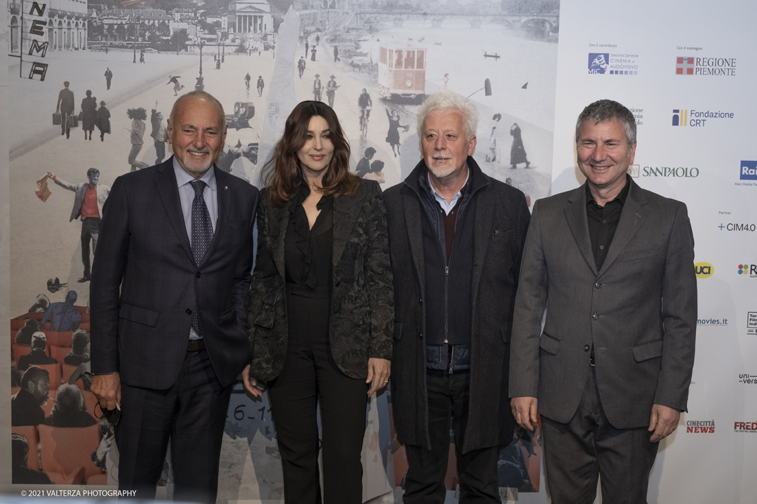 _DSF7737.jpg - 30/11/2021. Torino. Conferenza stampa e Photocall con Monica Bellucci per il film The girl in the Fountain. Nella foto Monica Bellucci con  Domenico De Gaetano direttore Museo del cinema,  Enzo Ghigo Presidente del Museo del cinema