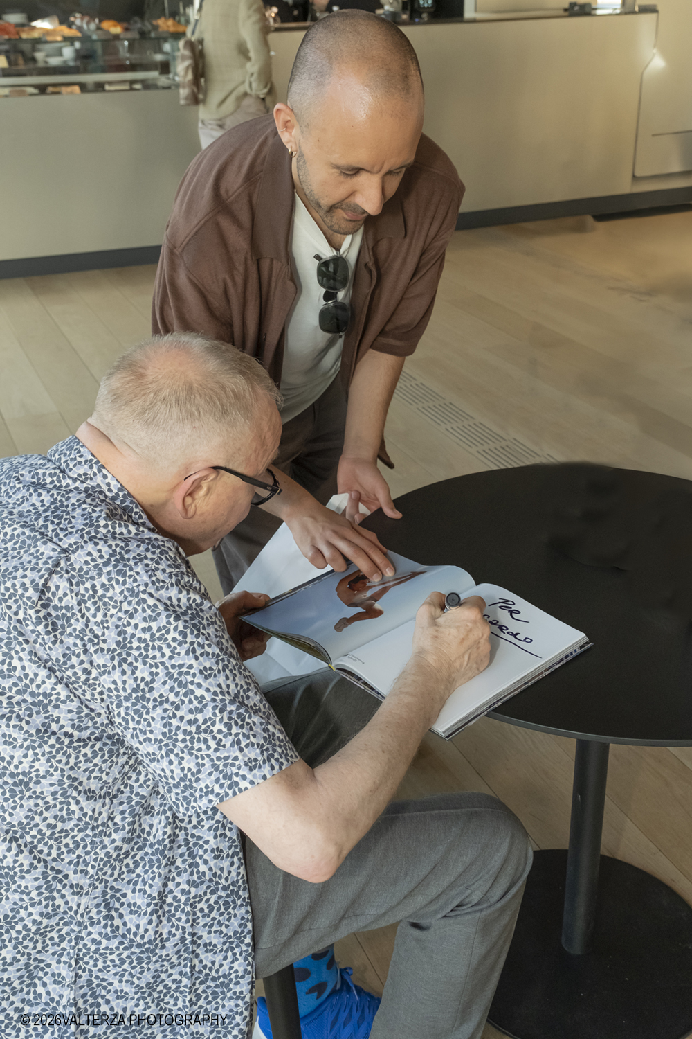 _DSF2497.jpg - 26/05/2026. Torino. EXPOSED Incontro con l'artista Walter Pfeiffer , la Pinacoteca Agnelli ospita la mostra "In Good Company", la prima esposizione istituzionale in Italia dedicata al famoso fotografo svizzero Walter Pfeiffer. Nella foto Walter Pfeiffer al firmacopie