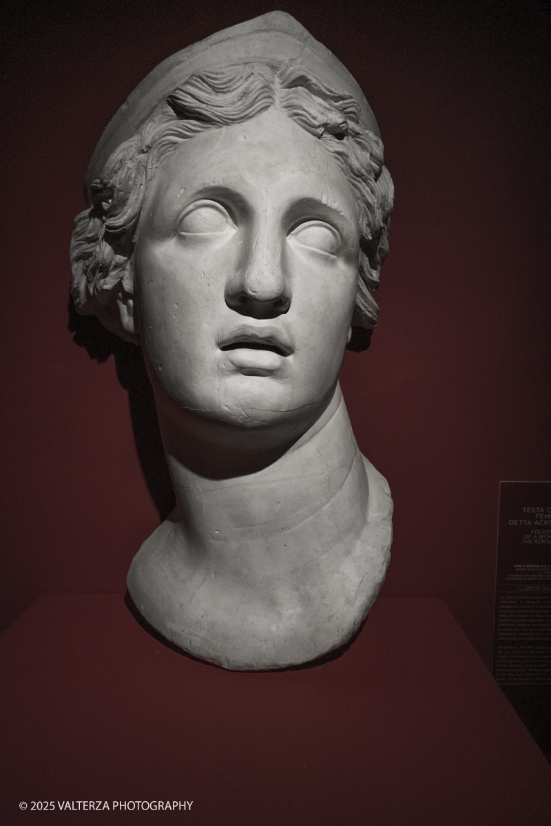 DSCF0263.jpg - 17/04/2025. Torino. Artexhibition, Da Botticelli a Mucha. Bellezza , Natura, Seduzione. Into the picture Colossal Head of a Woman, called the Acrilith of Alba; late 2nd century BC