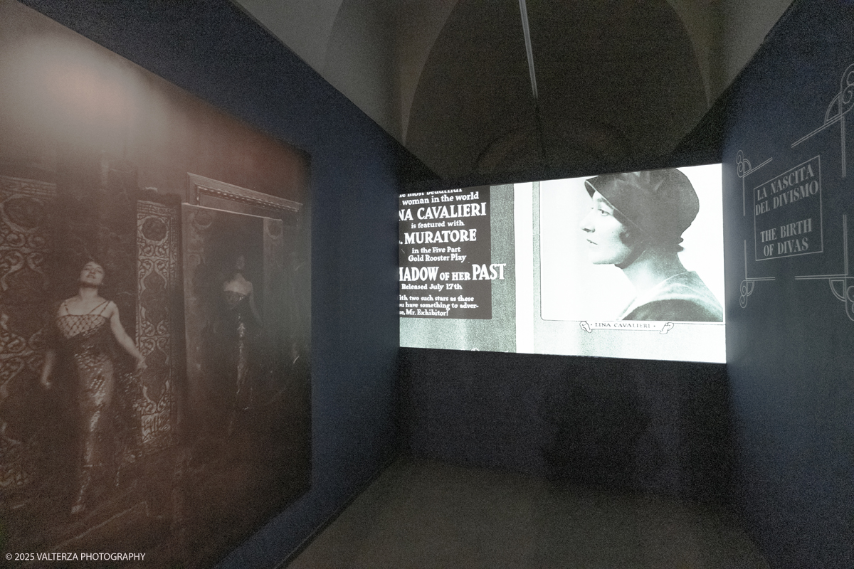 DSCF0560.jpg - 17/04/2025. Torino. Artexhibition, Da Botticelli a Mucha. Bellezza , Natura, Seduzione. Into the picture video installation, The birth of Divas