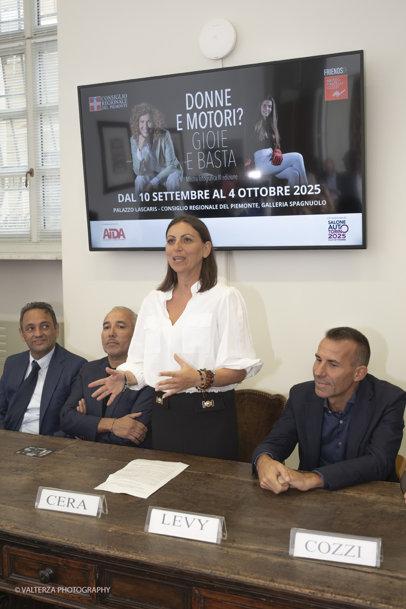 _DSF9623.jpg - 10/09/2025. Torino, Palazzo Lascaris. Apertura Mostra Donne e Motori? Gioie e Basta. Eleganza e bellezza di Donne e Auto.. Nella foto l'intervento di Valentina Cera Consigliere regionale