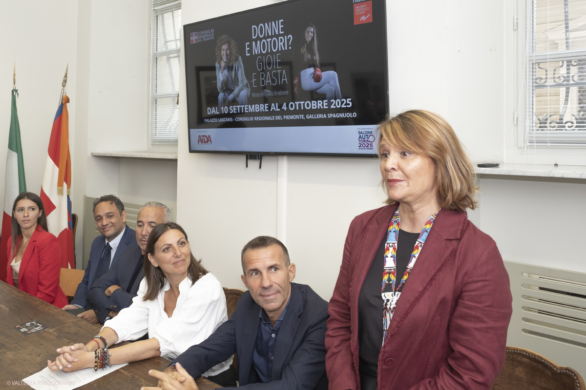 _DSF9646.jpg - 10/09/2025. Torino, Palazzo Lascaris. Apertura Mostra Donne e Motori? Gioie e Basta. Eleganza e bellezza di Donne e Auto.. Nella foto l'intervento di Elisabetta Cozzi - Presidente di Museo Fratelli Cozzi, Presidente di Associazione Friends of Museo Fratelli Cozzi, ideatrice della mostra fotografica "Donne e Motori? Gioie e Basta
